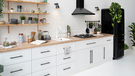 Какви мебели и решения ще работят най-добре в кухня с една стена, свързана с хола?